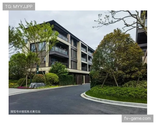 谌利军球场内严肃得像CEO，下了场秒变买家秀，这落差也太魔幻了吧