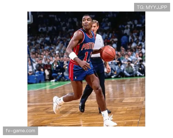 乔·杜马斯突破创造空位三分效率提升明显拉开防守差距